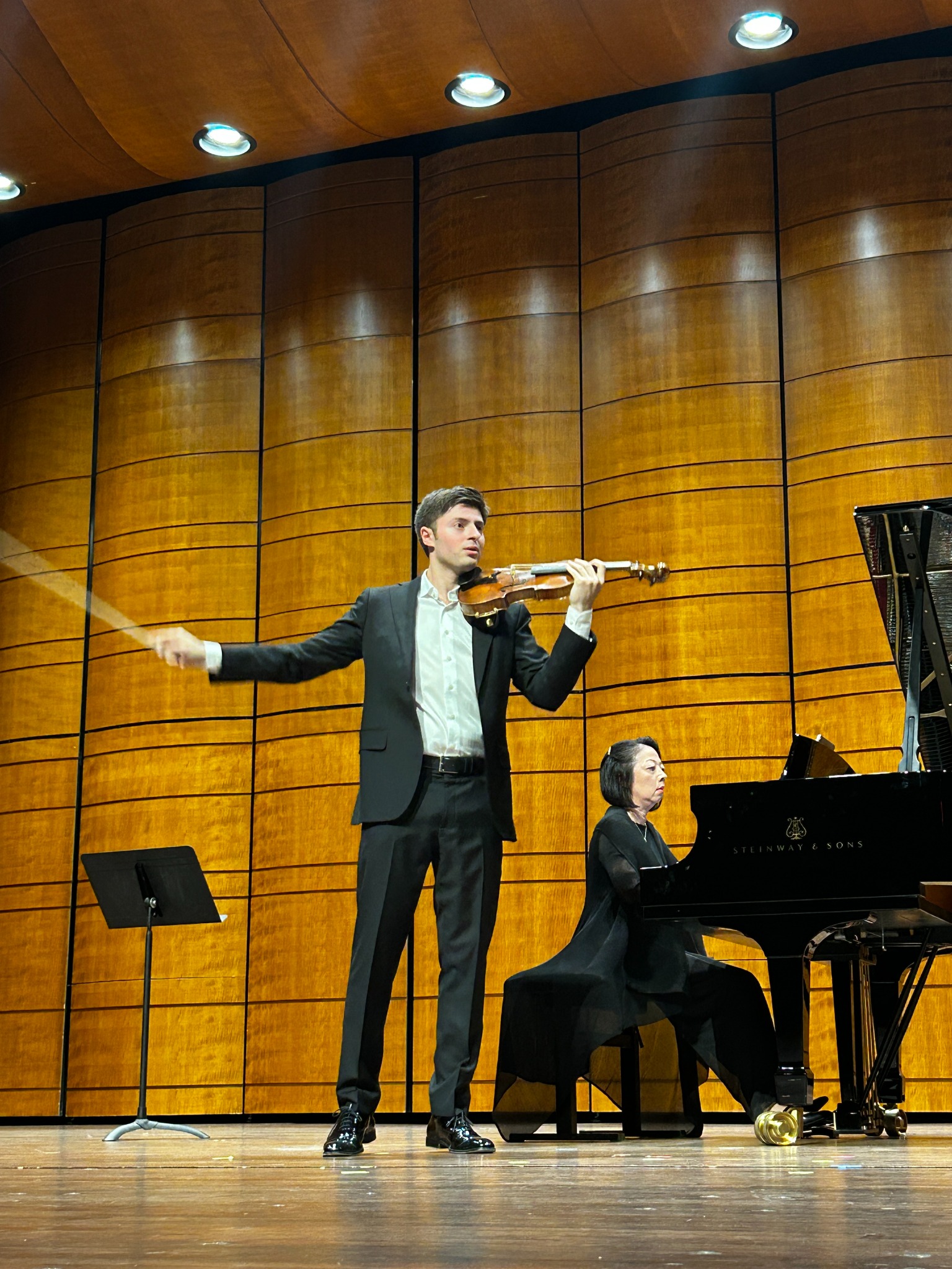 Daniel Rafimayeri performing with pianist